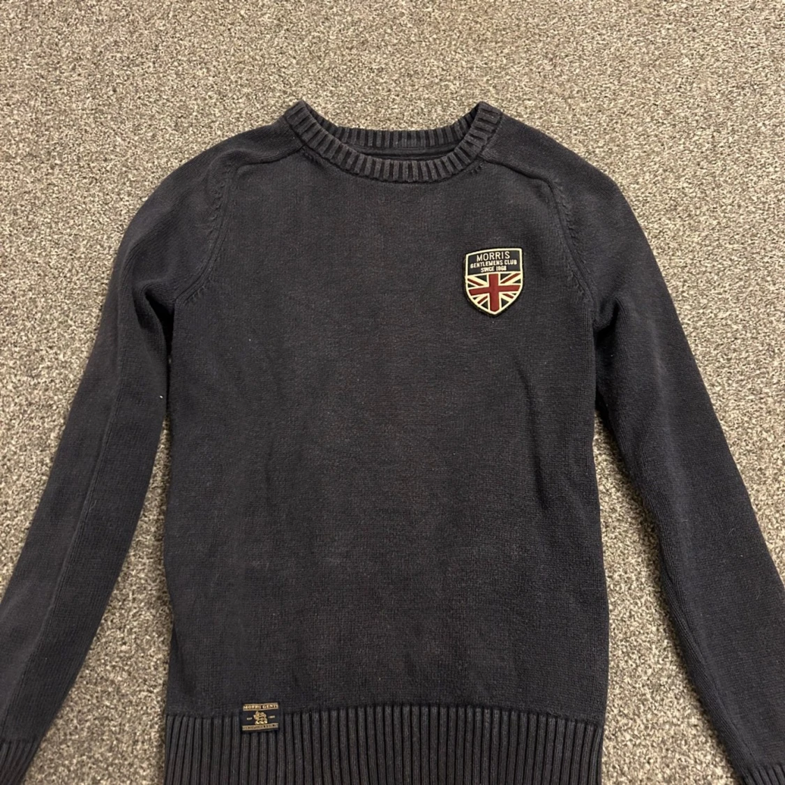 Mörkblå stickad tröja från Morris