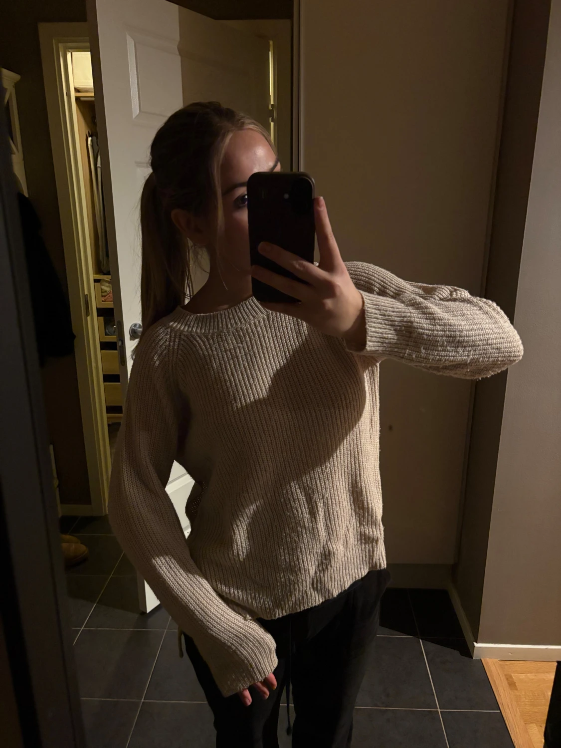 Beige stickad tröja med rund hals