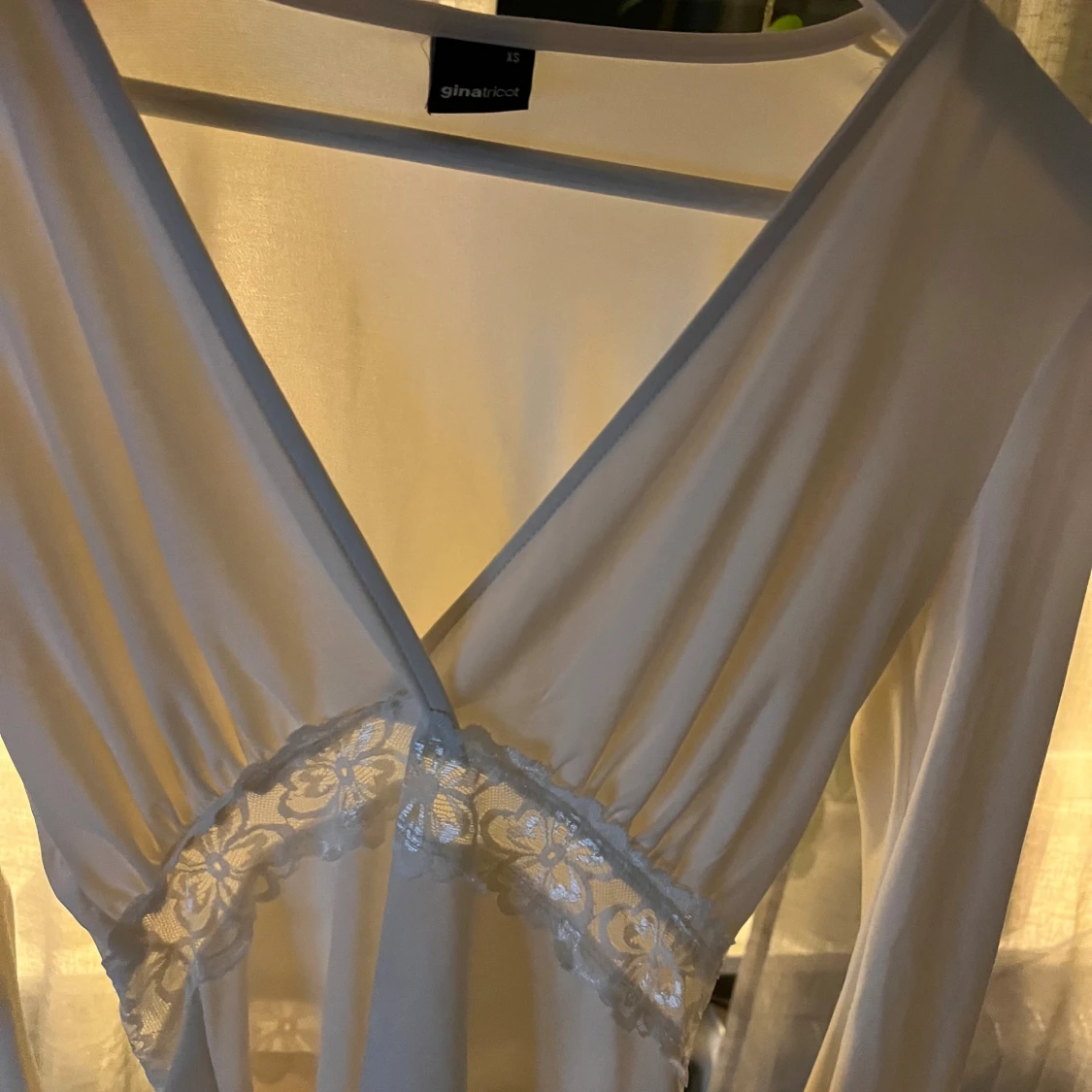 Vit topp med spets från Gina Tricot - 2