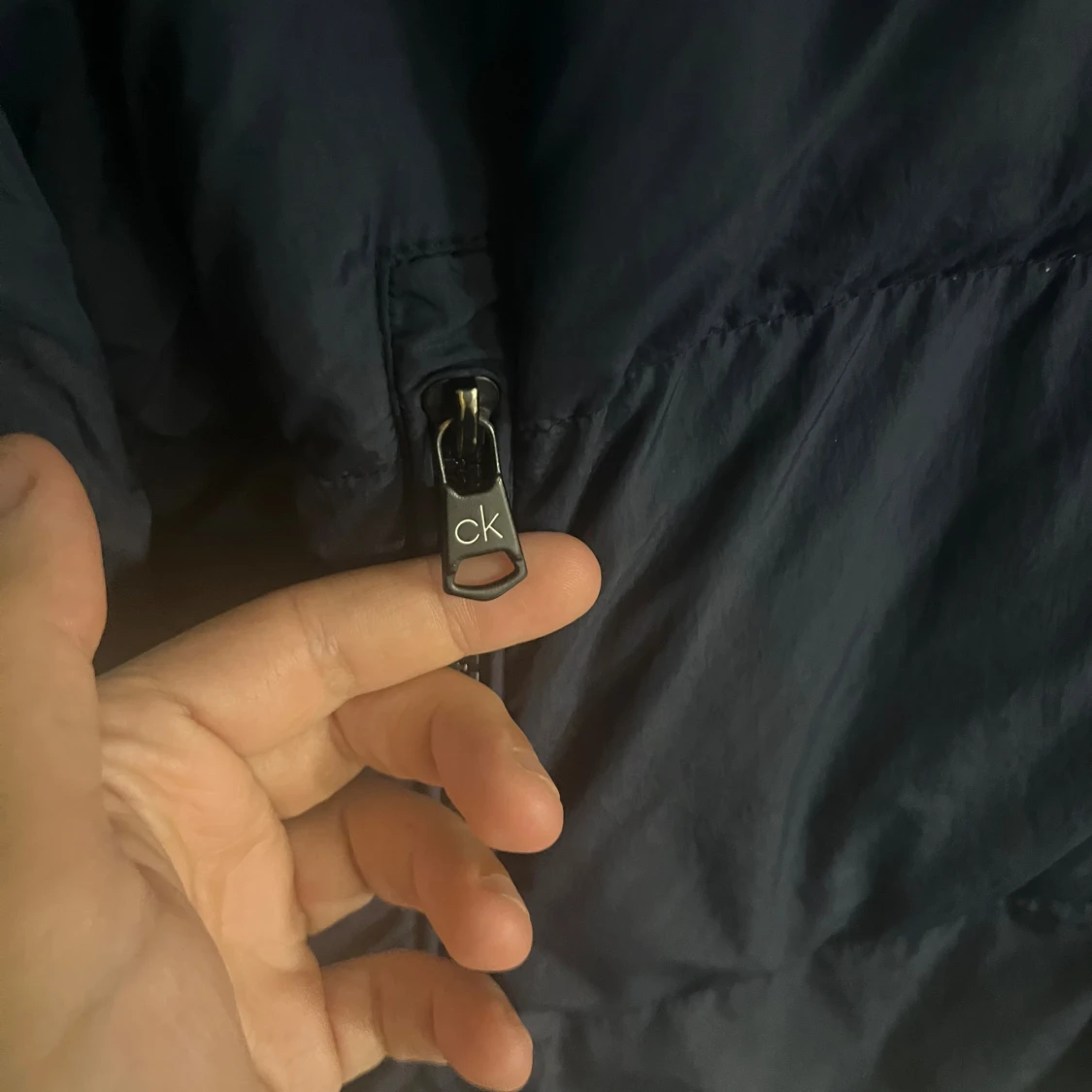 Mörkblå pufferjacka från Calvin Klein - 2