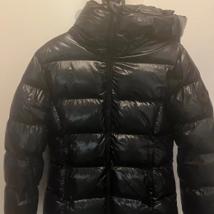 Everest dunjacka - Väldigt trendig model och glans. Inga defekter och knappt använd då jag hade en annan vinterjacka som användes mer. Därav inga synliga defekter och är precis som ny. Skriv vid frågor❤️