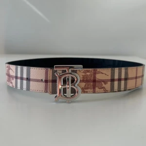 Burberry bälte - [Burberry bälte] [Påse, låda och kort följer med] [Två sidigt] [Strl: 120cm] [Skick: Nyskick] Säg till om du har någon fundering! Det är bara att höra av dig! Pris är diskuterbart!💫