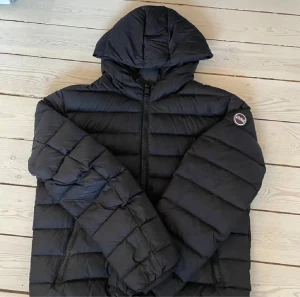 Blå colmar jacka - Mycket fint skick. Storlek M-L  passar dig som är mellan 180–190 cm ungefär. Nypris ca 5000 kr. Självklart äkta! Passar perfekt nu till vintern. Priser är inte spikat och kan diskuteras. Skriv för mer information! 🤝 
