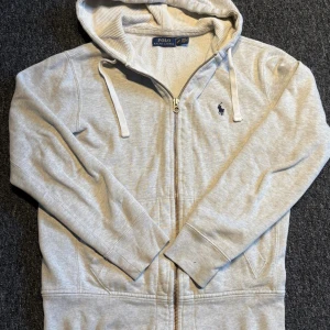 Ljusgrå Ralph Lauren hoodie - Ljusgrå Ralph Lauren Hoodie||Skick 9/10||Storlek S||Skriv vid minsta fundering||.                                               VG.closet