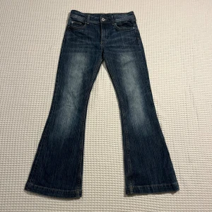 Blå bootcut jeans från H&M - Snygga blåa bootcut jeans. Jeansen är köpte för 449 kr. Jeansen har lite slitningar vid byxändan 💕i storlek 152. Pris kan diskuteras 