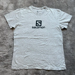 Salomon t-shirt - Grå Salomon t-shirt i fint skick. Storlek L men passar även M, skriv vid frågor 🙏
