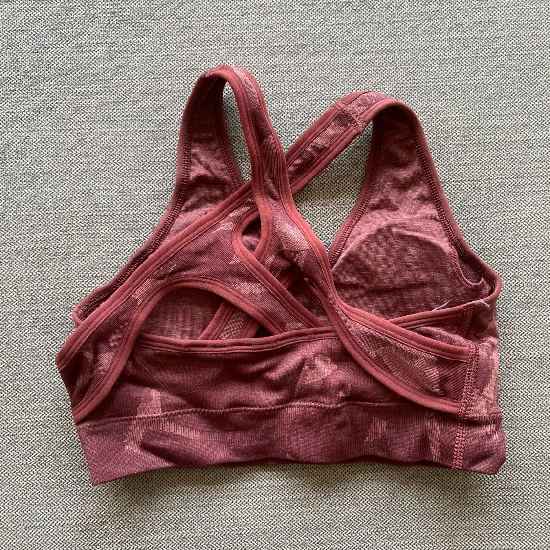 Vinröd sporttopp från Gymshark - 1