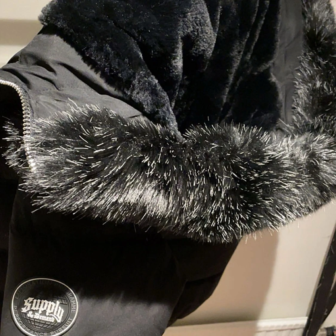 Svart pufferjacka Supply & Demand - 3