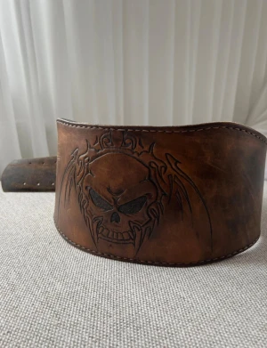 Lyftarbälte - Bältet har robust spänne i metall och flera hål för justering, äkta läder. Passar en midja på 60cm - 120cm.