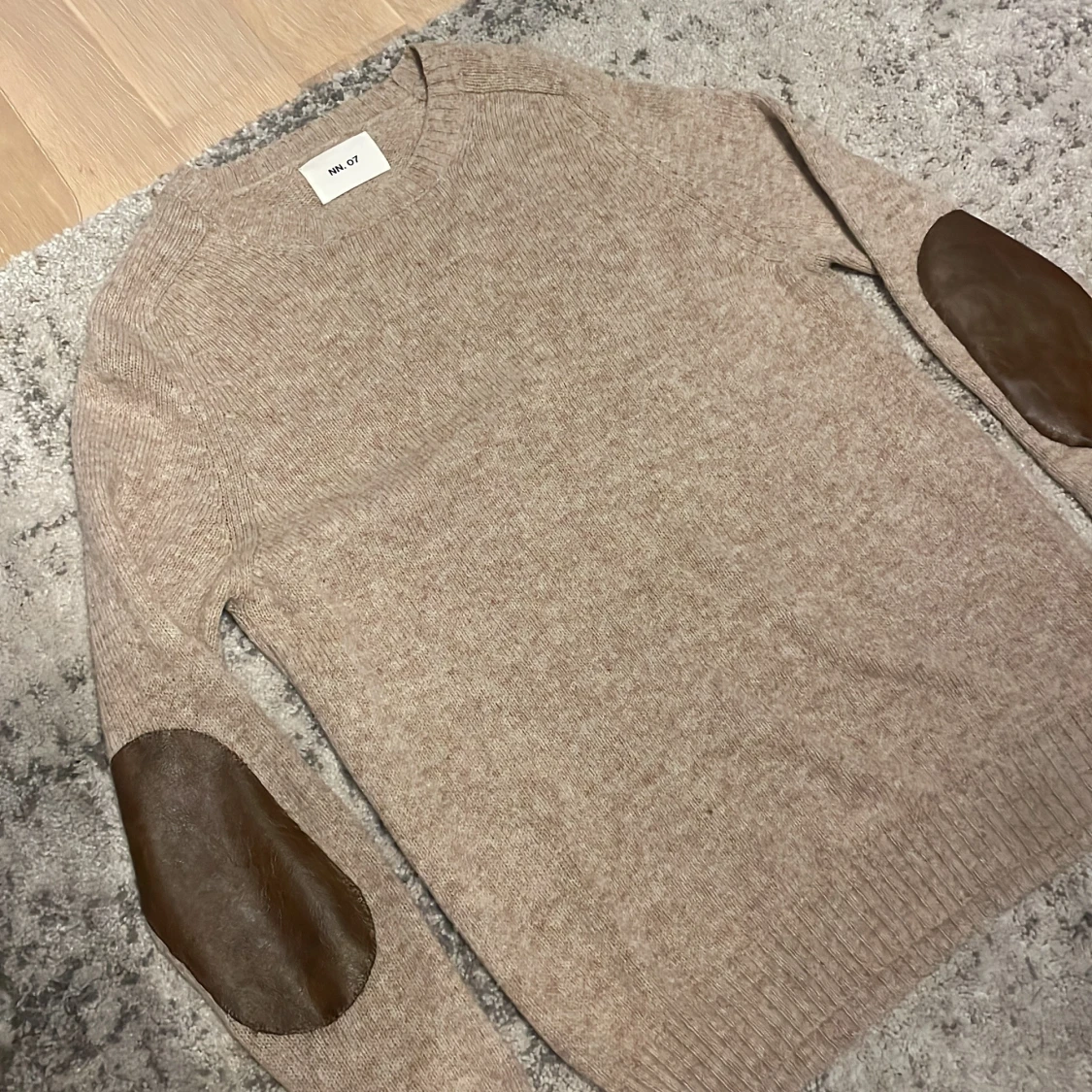 Beige stickad tröja NN.07 