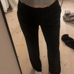 Randiga kostymbyxor från Madlady - Randiga kostymbyxor från Madlady. Strl 38 Tall. Jag har dock lagt ner byxorna (sprätt upp dom) så dom är helt perfekt längd på mig som är 178 cm. 