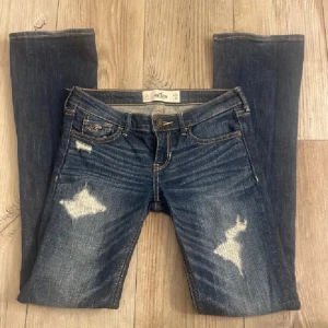 Jeans med hål  - Jättesnygga och trendiga jeans från hollister som inte kommer till användning, har klippt upp dom längst ner!💕