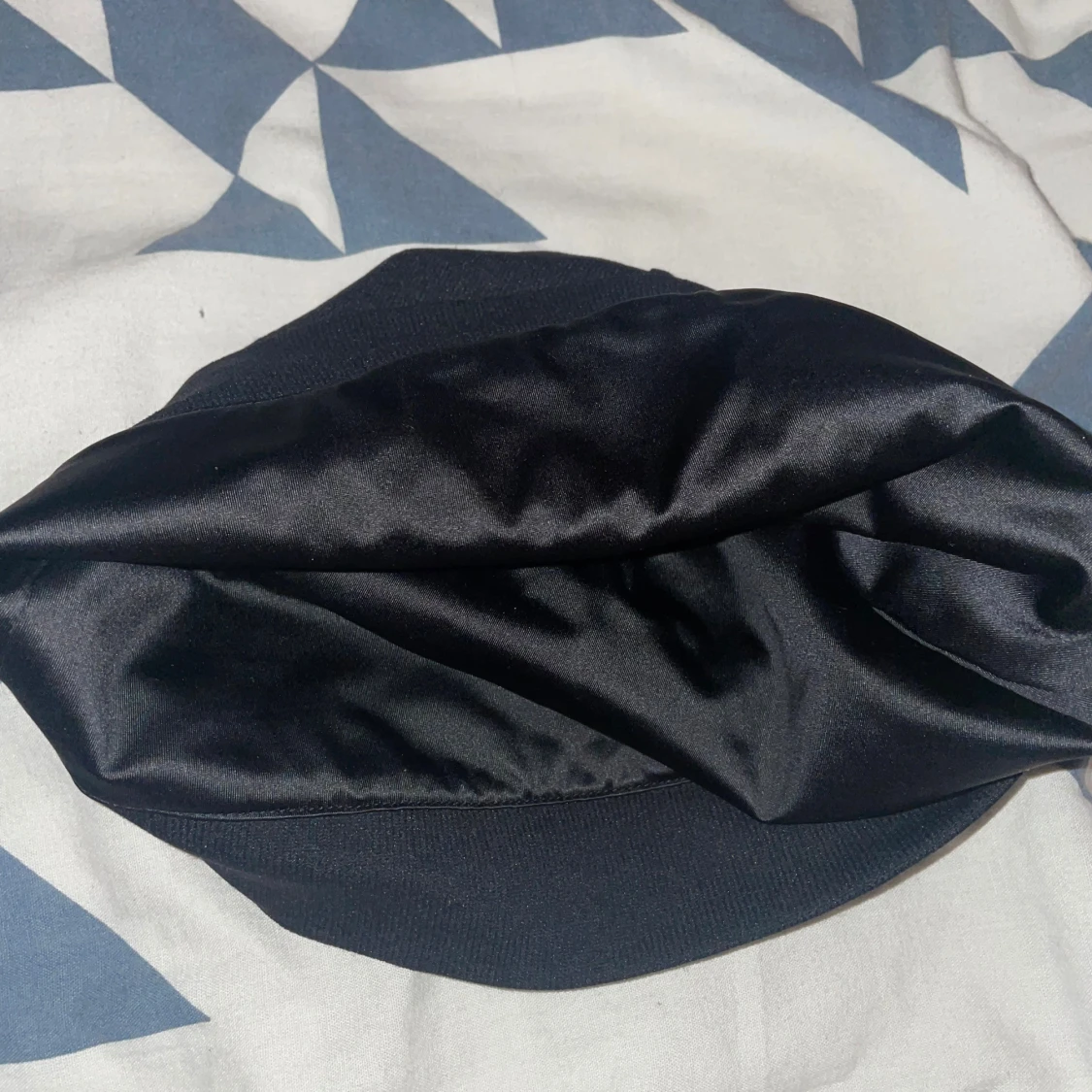 Satinmössa i svart och ljusgrå/vit 1 för 300kr - 4