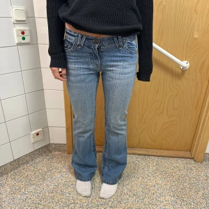 Blå bootcut jeans med broderade fickor - Snygga ljusblå jeans med bootcut passform och låg midja. Säljer eftersom att de är lite för korta för mig men passar perfekt för dig som är 170 eller kortare! Storlek 38 men passar mer som 36. Super snygga och verkligen perfekta nu till vintern.
