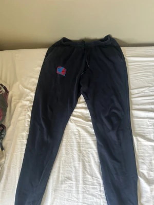 Fc Barcelona mjukisbyxor (Nike) - Ett par riktigt fina Barcelona mjukisbyxor som är köpta på camp nou shop i Barcelona. Passar både stolek S och M Fint skick, nypris ca 800kr