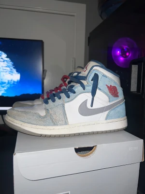 Air Jordan french blue - Autentiska air Jordan skor i str 41, har tappat bort original skolådan men fraktas i en vanlig skolåda istället! Skomodellen heter air Jordan french blue