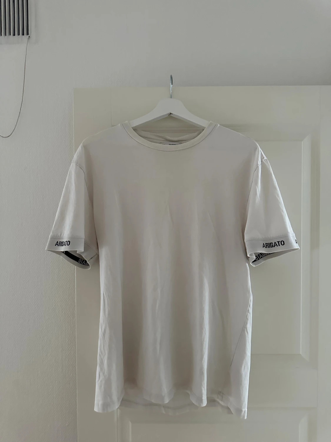 Vit t-shirt från Axel Arigato