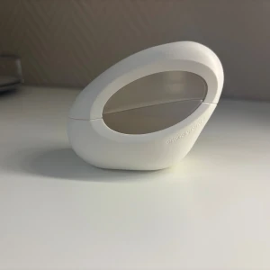 Ariana Grande Parfym - Säljer min Ariana Hrande parfym, MOD Vanilla 30 ml, då de inte är min doft. Andvänd 4-5 gånger. Nypris mellan 500-600, säljer för 250kr.