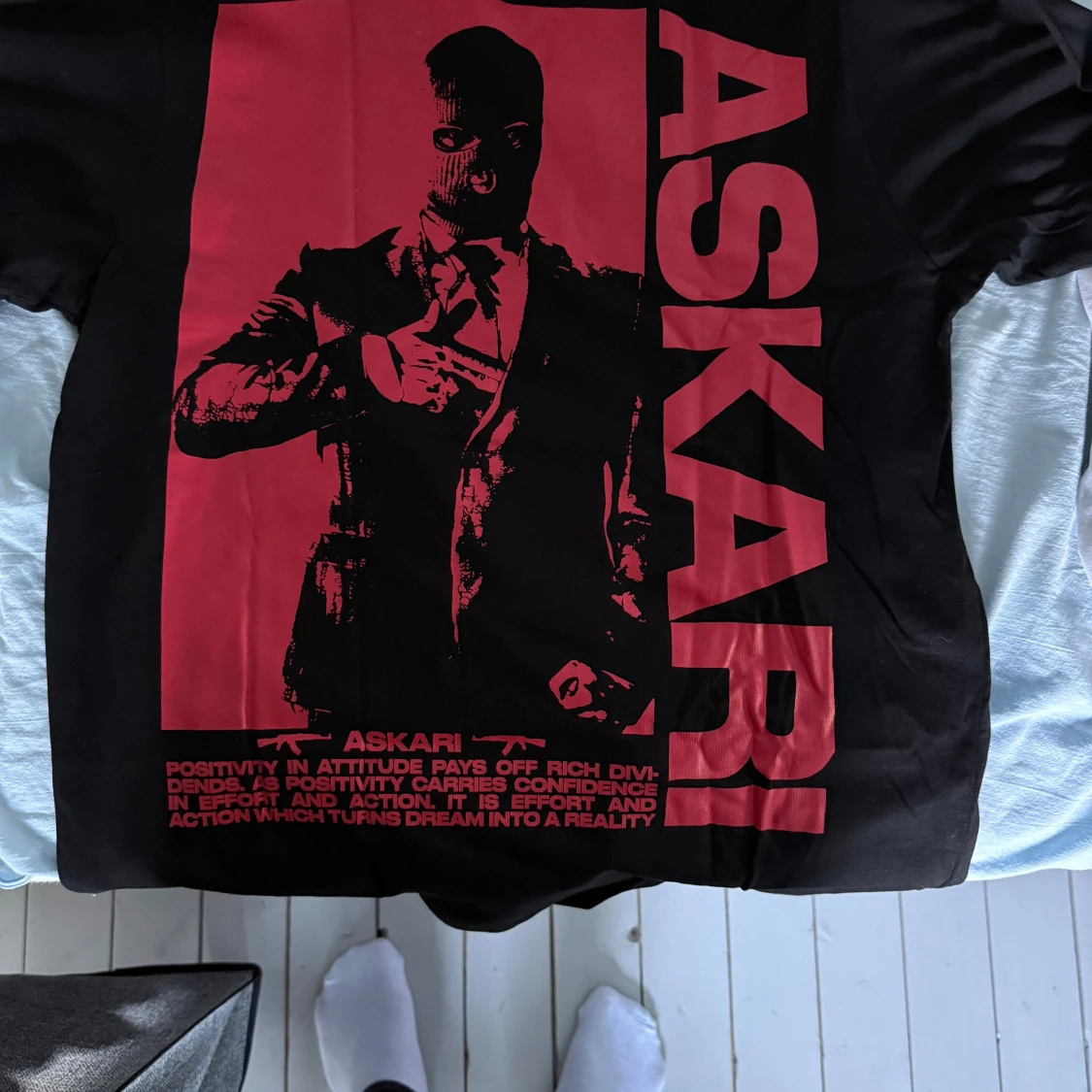 Svart t-shirt med röd print från Askari