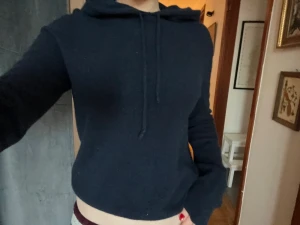 Mörkblå Soft Goat Kashmir hoodie - Mörkblå Soft Goat hoodie. Tröjan har långa ärmar med ribbade muddar och snörning vid halsen. Mjuk stickad känsla som gör den extra skön att bära. Använda ett X antal gånger, samt tvättats en del gånger. 