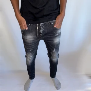 Dsquared jeans strl 46 svart - Helt nya. Fin replika med mycket bra kvalitet och snygg passform. Modellen på bilderna är 175 cm/67 kg och bär storlek 46, vilket kan hjälpa dig att bedöma passformen. Pris: 1299 kr. Först till kvarn! Skickas inom 24 timmar. 