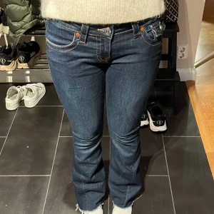 True religion - True religion jeans i storlek 26, motsvarar S. Mycket fint skick, inga defekter eller liknande, har däremot klippt av dem nertill. Passar mig som är cirka 160cm!   Viss prutmån finns 😇
