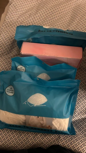 Learn To Crochet Kit - Ett komplett kit för dig som vill lära dig att virka! Allt material ingår och du kan skapa en söt figur. Perfekt för dig som vill testa en ny hobby eller pyssla på fritiden. Passar både nybörjare och dig som vill utveckla dina virk-skills.