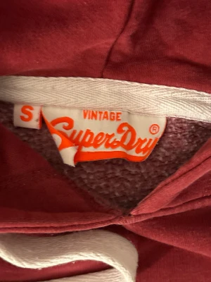 Vintage superdry hoodie (sällsynt) - Säljer nu denna eftertraktade hoodie ifrån superdry. Skick 8/10 lite slitet tryck eftersom det är vintage. Obs kan gå ner i pris vid snabb affär!