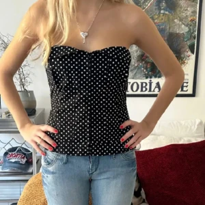 Prickig korsett - Säljer denna söta prickiga korsett då den inte kommer till användning längre💗