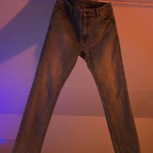 Levi’s jeans - Säljer ett par ljusblå jeans från Levi's med klassisk femficksdesign och raka ben. Jeansen har hög midja och är tillverkade i slitstarkt denim. Perfekt tvättad look och snygga detaljer vid fickorna. Passar dig som gillar en clean och tidlös stil.