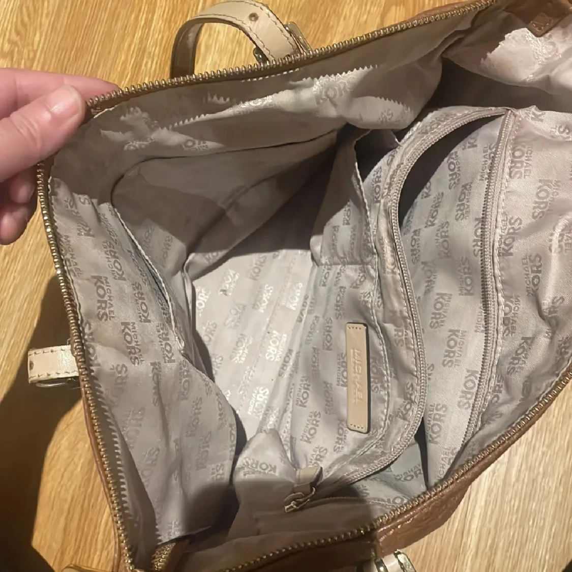 Brun handväska från Michael Kors - 4