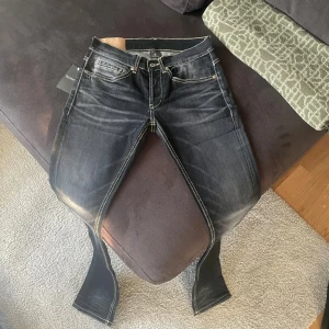 Dondup ” George ” jeans  - Snygga Dondup ” George ” jeans i svart/grå tvätt med tydliga kontrastsömmar. Perfekt för dig som gillar en modern och stilren look! Skick 9,5/10        Nypris ; 3000 kr     Mitt pris endast 1000 kr! Priset går såklart att diskutera!😁