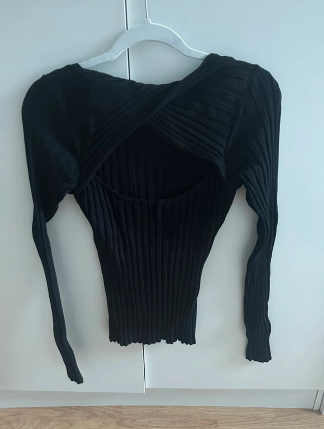 Svart ribbad tröja med öppen rygg