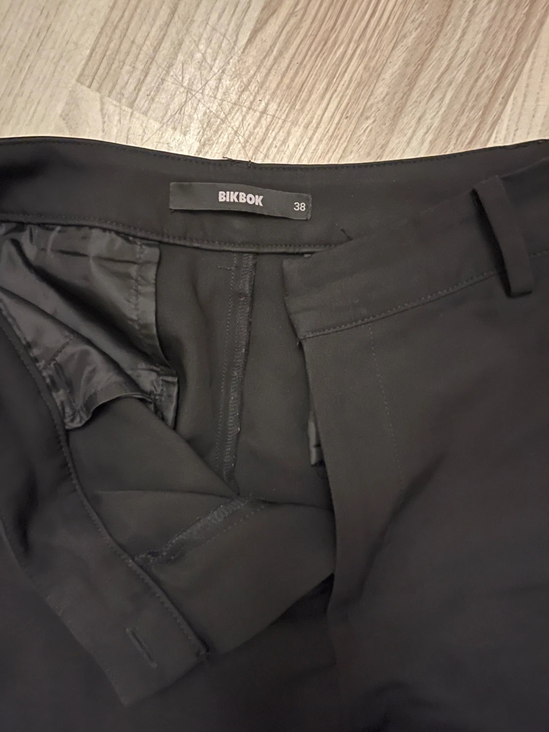 Svarta kostymbyxor från Bik Bok - 2