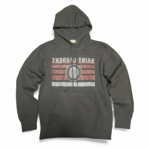 Saint laurent hoodie M - En stilig hoodie från saint laurent i bra skick, använd men inga spår av använding. Storlek M passar 175-180cm. Kommer med sin tag och kvitto (ÄKTHETSBEVIS), det är bara att skriva om du har någon fundering👌