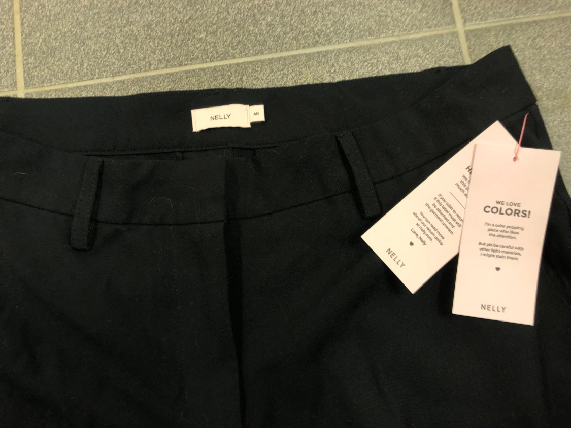 Svarta kostymbyxor från Nelly - 1