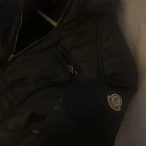 Mörkblå jacka från Moncler - En jacka från moncler som e riktigt snygg till hösten inte använd mycket så den e i bra skick. Skriv vid frågor. Priset kan möjligtvis diskuteras via snabb affär 