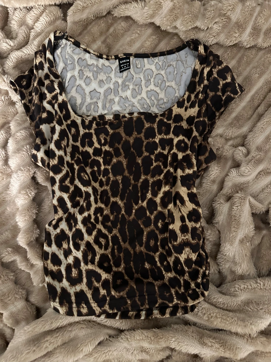 Leopardmönstrad topp från SHEIN