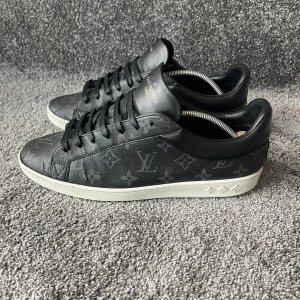 Louis Vuitton Skor  - ‼️VI TAR EJ BYTEN‼️Louis Vuitton Louxenborg sneaker | Skick: 7/10 | Storlek UK 7,5 - Motsvarar 41,5-42 EU | ingår kvitto & skopåse. | Fraktar inom 24H efter köp på köparens bekostnad 📦💨 | Hör av dig vid minsta fråga eller fundering 💭