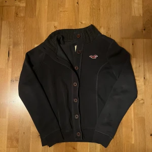 Hollister kofta grå - Riktigt snygg hollister kofta. Storlek Xl i barn men sitter som xs/s . Skriv om du vill ha mått eller bilder på passform. 