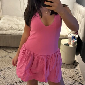 Rosa halterneck klänning  - Jättefin rosa klänning från Zara, aldrig använd💕