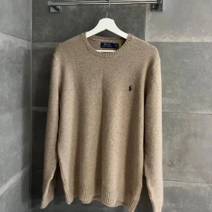 100% Kashmir polo Ralph lauren  - Hola 👋🏼 • säljer denna sjukt snygga kashmir tröjan från polo Ralph lauren • Skick 10/10 knappt använd • Storlek M • Pris 1600kr då den kostar över 3000kr ny • kom pm för fler frågor osv • priset är ej hugget i sten • Caio👋🏼