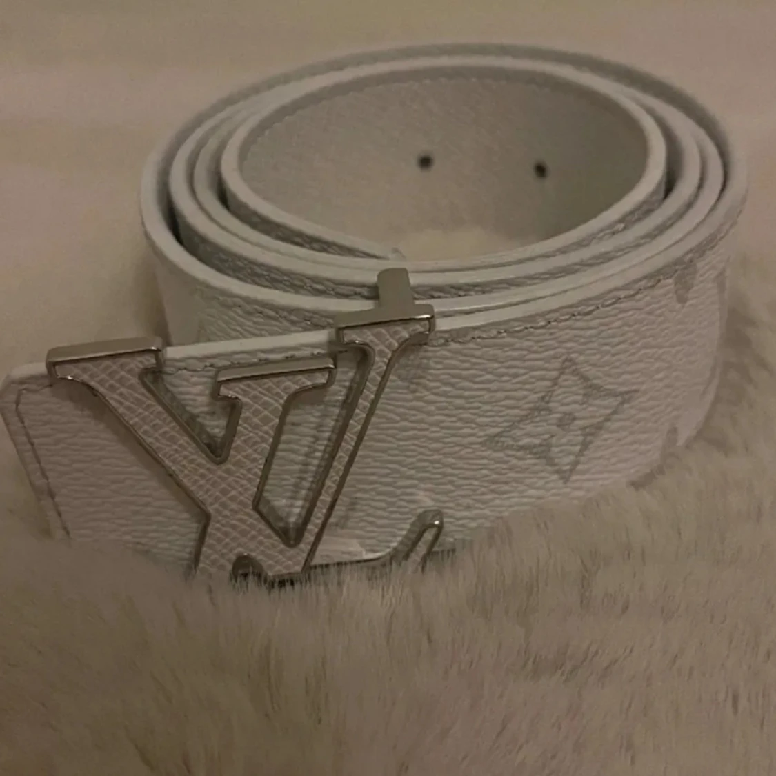 Vit Louis Vuitton bälte med monogram - 3