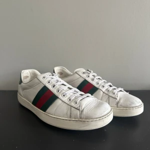 Gucci ace skor - Säljer dessa riktigt snygga gucci ace skorna i storlek US 10,5 vilket motsvarar 43/44! Skorna är i skick 7/10! Orginal pris - 9250kr Vårat pris - 1599kr. Priset är ej hugget i sten! Skriv vid minsta lilla fundering!🙌