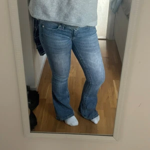 Lågmidjade jeans - Jätte snygga True Religion jeans i super skick 🩷🩷🩷🩷midja 41 innerben 81, min vän på bilderna är 168 