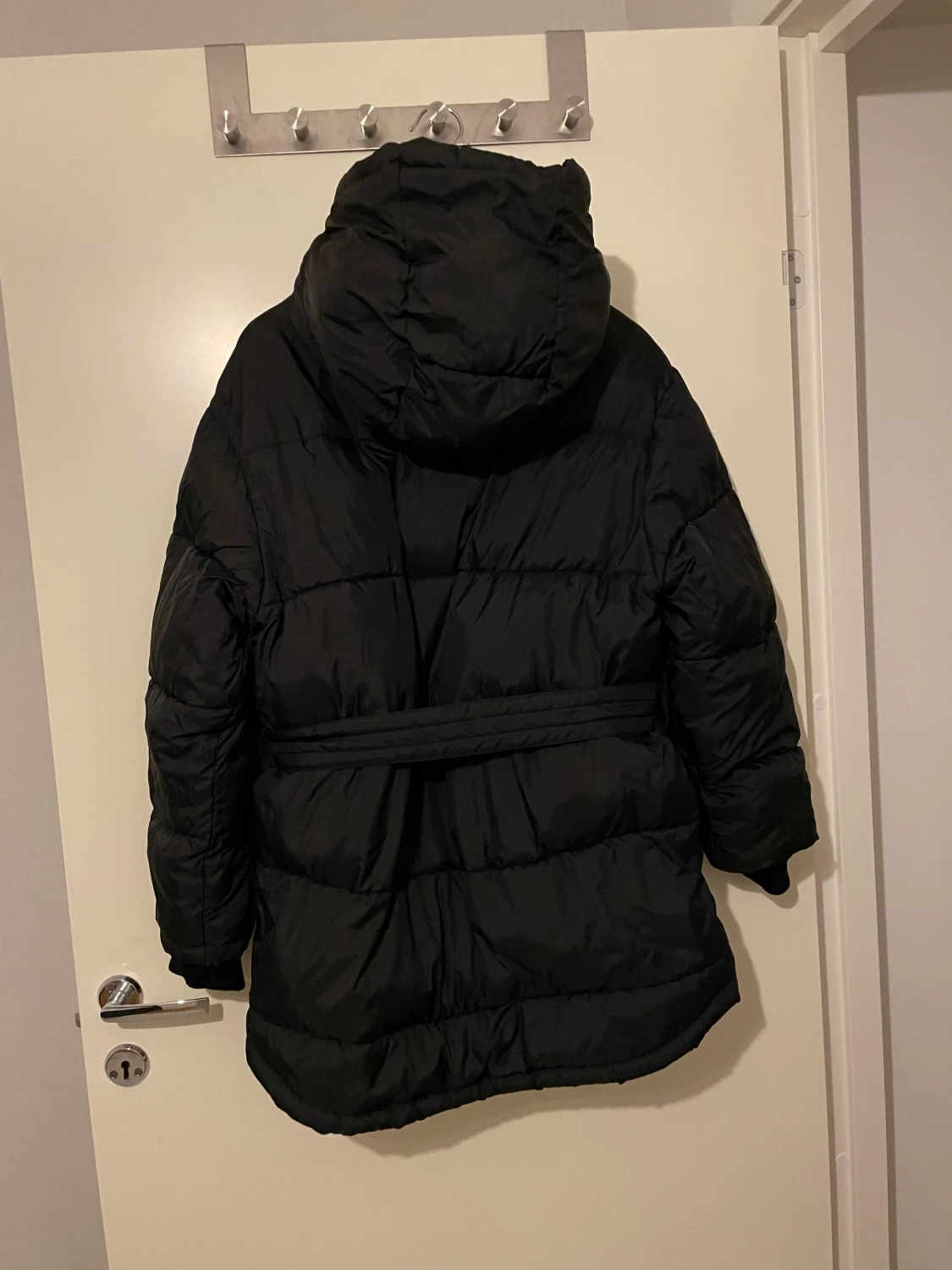 Svart pufferjacka från NLY Trend