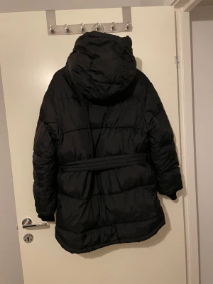Svart pufferjacka från NLY Trend - Säljer en svart pufferjacka från NLY Trend i storlek 36. 