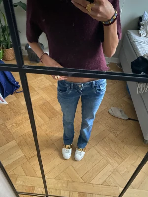Blå lågmidjade  jeans från LTB - Säljer ett par blå jeans från LTB med låg midja och klassisk femficksdesign. De är i W25 L34 men är uppsydda hos en sömmerska till L32 ish