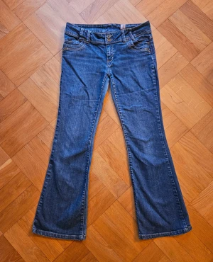 Lågmidjade jeans - Så fina lågmidjade flare jeans! Strl 40, midja 41.5cm, midjehöjd 21cm, innerbenslängd 76cm. Bara att höra av er vid frågor 😚