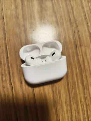AirPods Pro 2nd Generation  - Hej Jag säljer dessa airpods eftersom att jag har ett par nya. godkänner många pris förslag Ställ gärna frågor eller fråga efter mer bilder. Kan laddas med magsafe